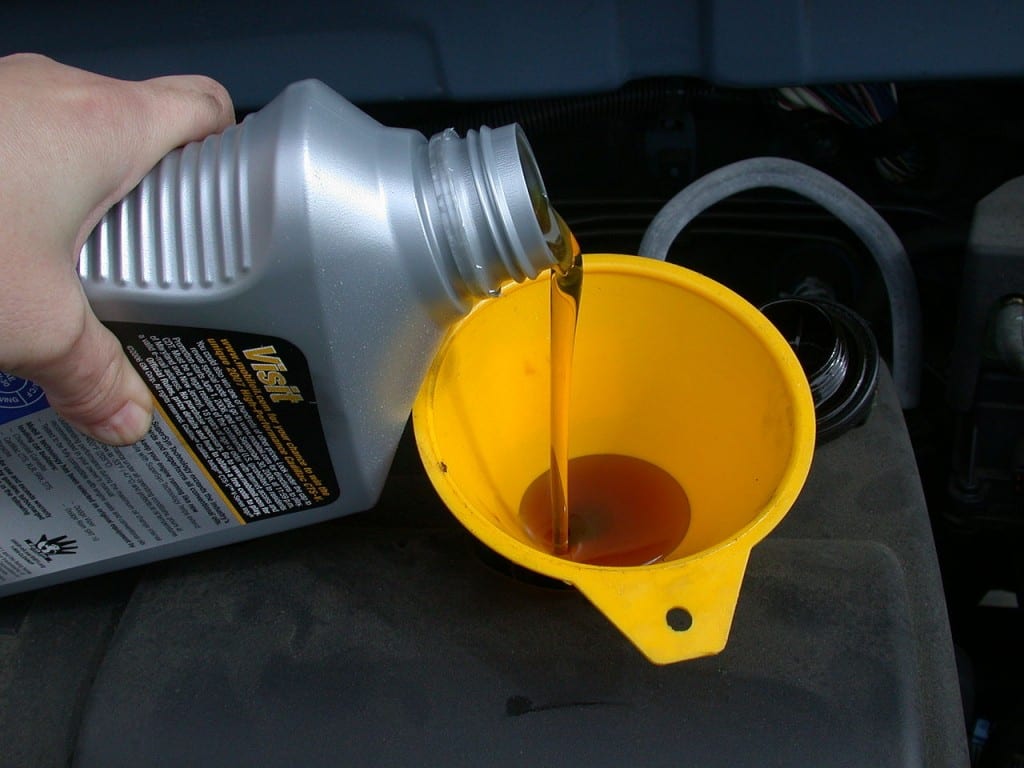 1280px-Motor_oil_refill_with_funnel